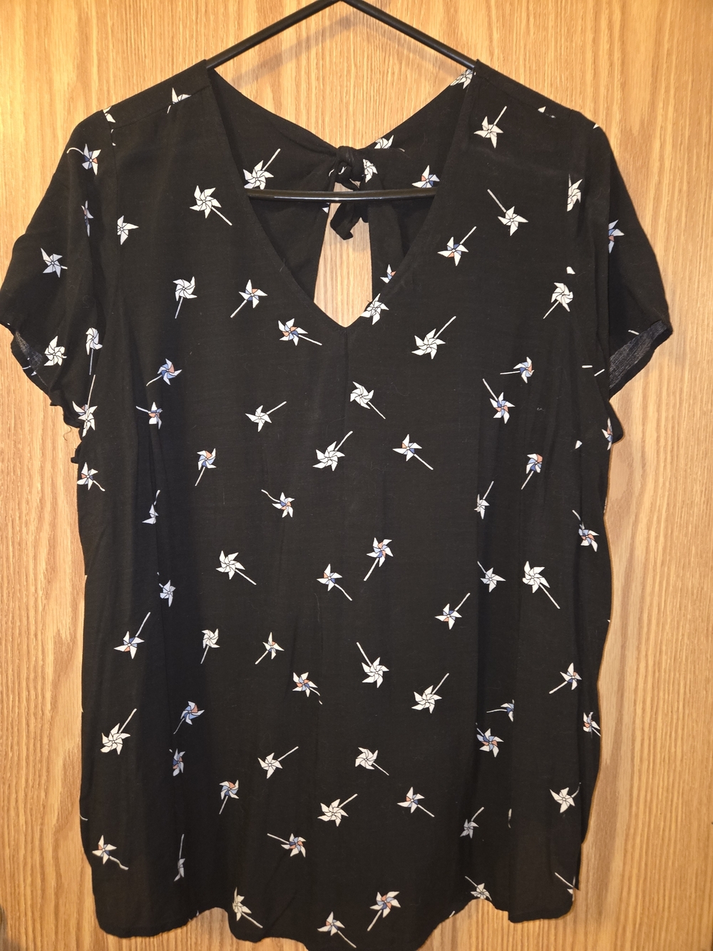 torrid Black Pinwheel Print V-Neck Tie-Back Top